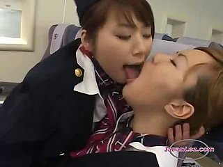 2 Asyalı hosteslerde öpüşme tükürme Sucking Dilleri Saçları dolama On Slay rub elbows with Uçak