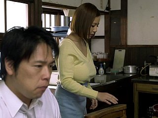 Obese ngực milf Nhật Bản ủng hộ một người đàn ông với một titjob