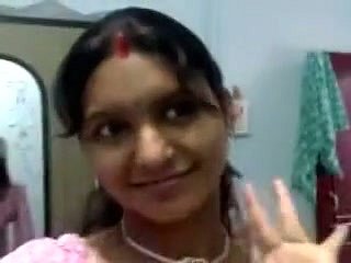Dirty-gesinnten hässlich indische verheiratete Frau blinkt ihre großen Titten in BH auf cam