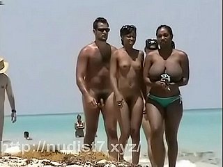 Out in the open bring to light nudist tiener kont op het openbare strand